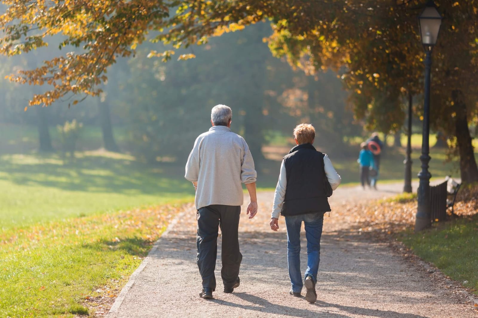 elderly man walking with a female companion with amnesia
