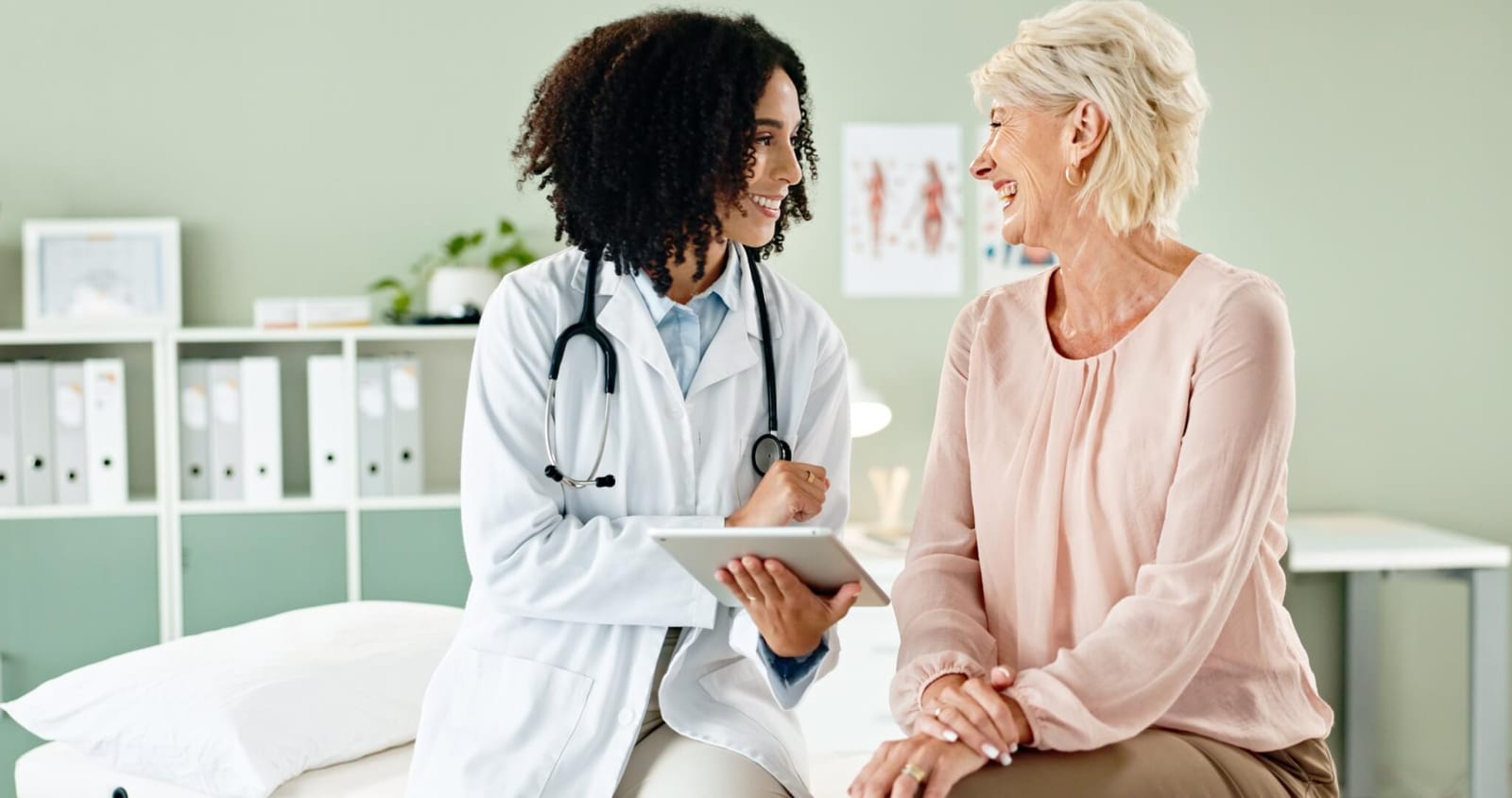 doctor counseling her patient about the CRC colon cancer screening guidelines and testing recommendations based on her age and family history