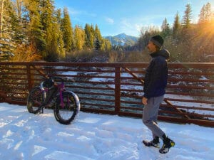 man exercising in the snowy mountains