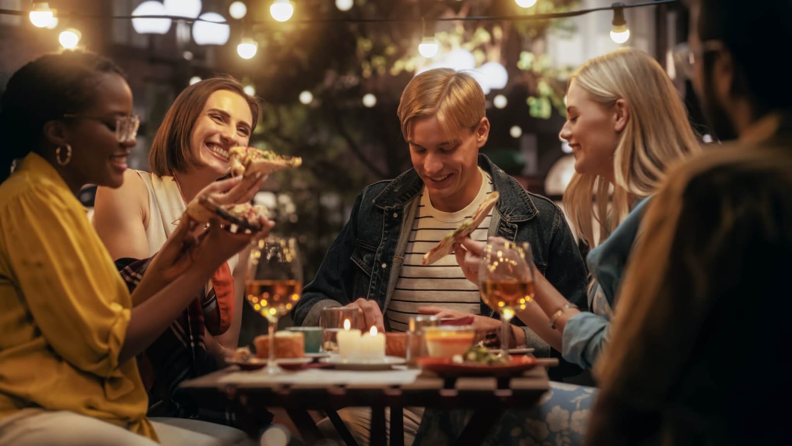 group of people enjoying a technology free meal during a digital detox retreat